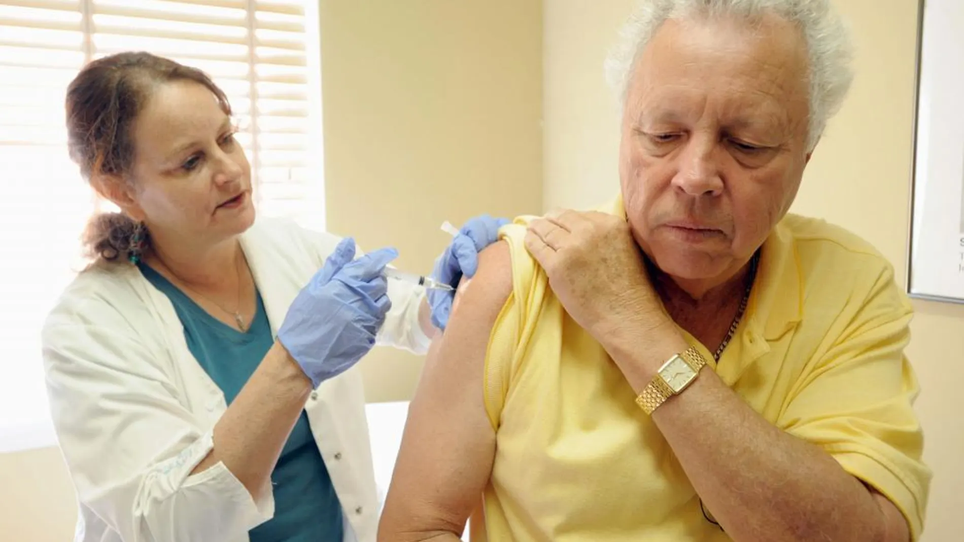 Los médicos aconsejan a enfermos respiratorios vacunarse de gripe y neumonía