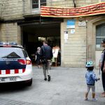 Los Mossos acuden a un colegio durante el referéndum ilegal del 1-O