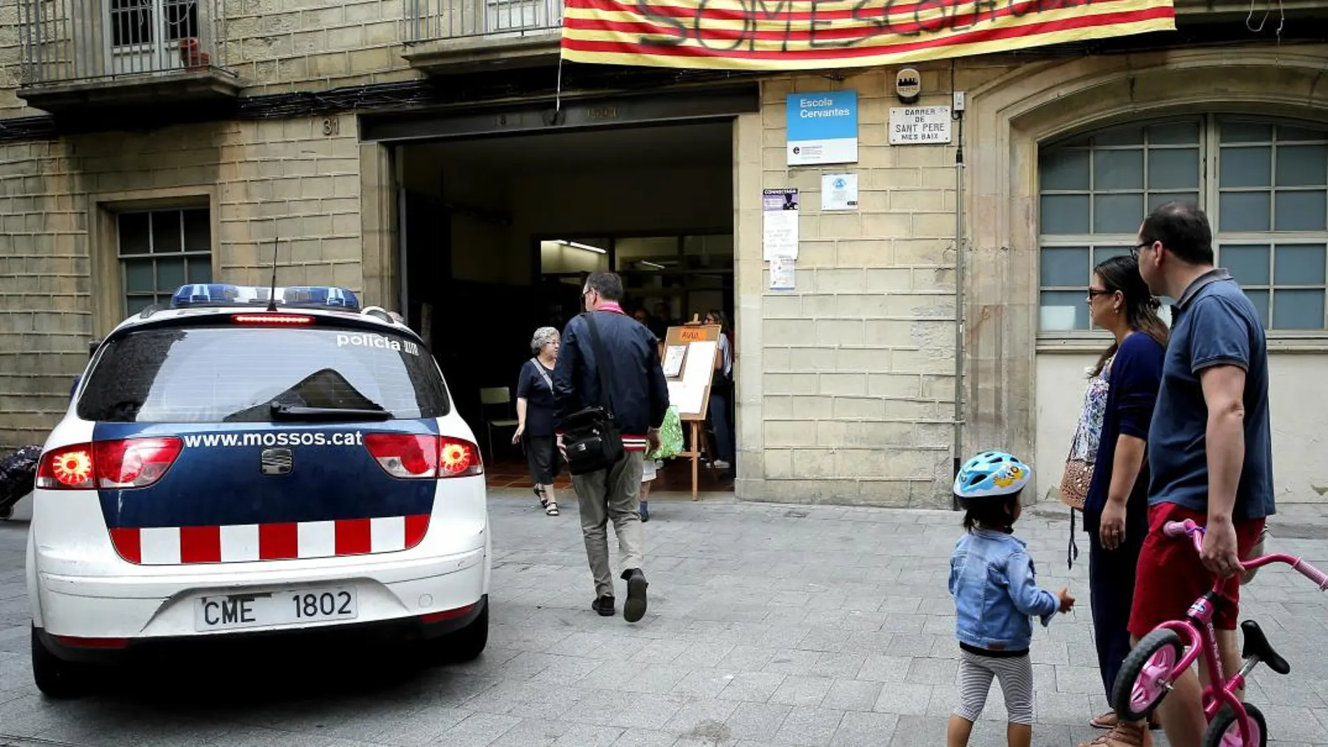 Los Mossos acuden a un colegio durante el referéndum ilegal del 1-O