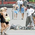La presencia de «manteros» que venden ropa y bolsos falsificados, música y películas es habitual en las zonas turísticas de Cataluña