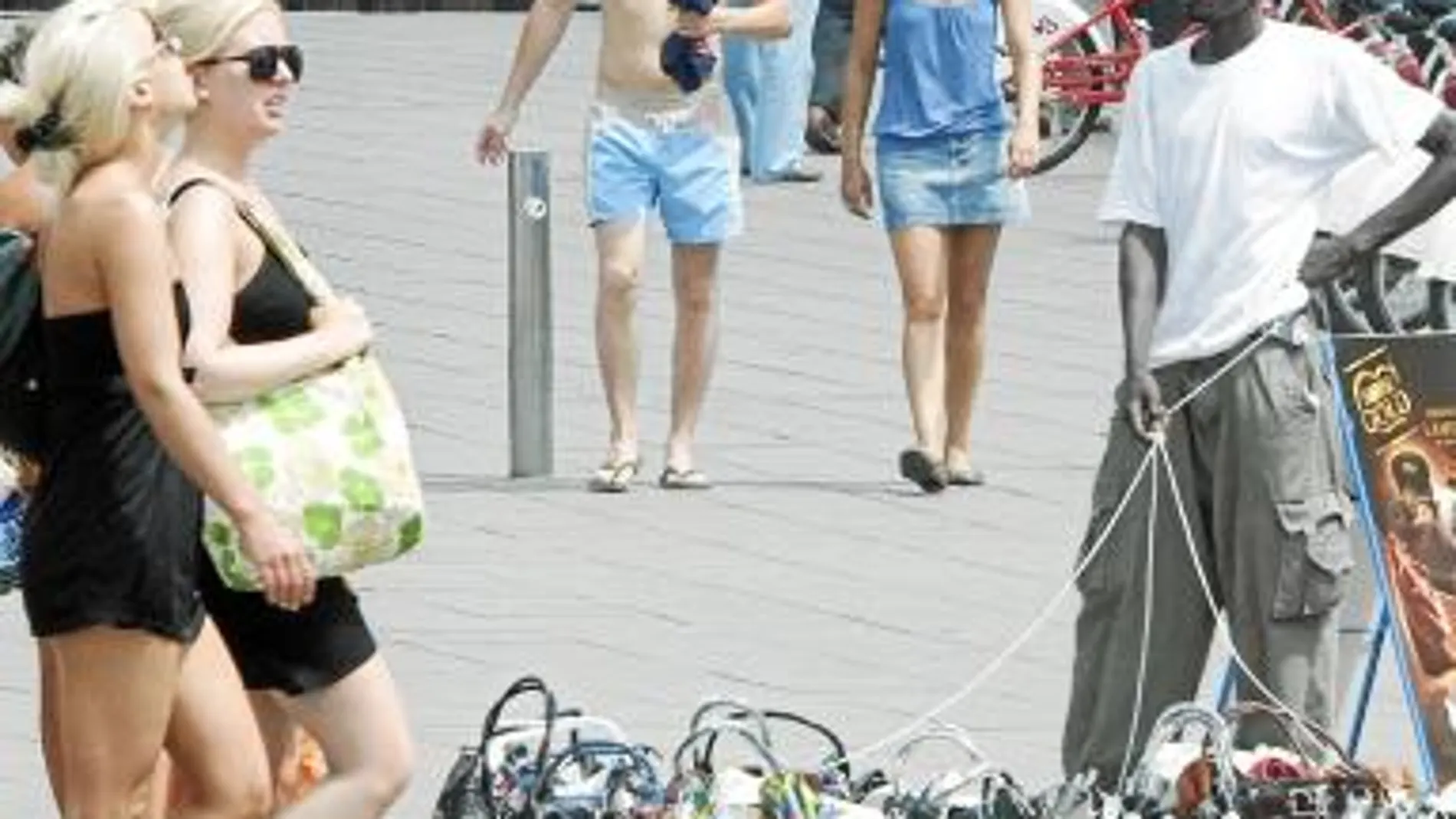 La presencia de «manteros» que venden ropa y bolsos falsificados, música y películas es habitual en las zonas turísticas de Cataluña