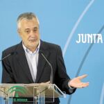 Griñán acusa a Ordóñez de no hacer todo por la unión de CajaSur y Unicaja