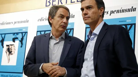 El secretario general del PSOE, Pedro Sánchez (d), y el expresidente del Gobierno José Luis Rodríguez Zapatero (i), asisten su libro titulado "La falsa bonanza", del exministro de Industria Miguel Sebastián hoy en Madrid.