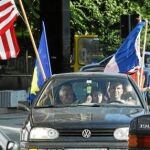 Los kosovares celebraron en Pristina el fallo de la Corte Internacional de Justicia con banderas de los países que han reconocido Kosovo