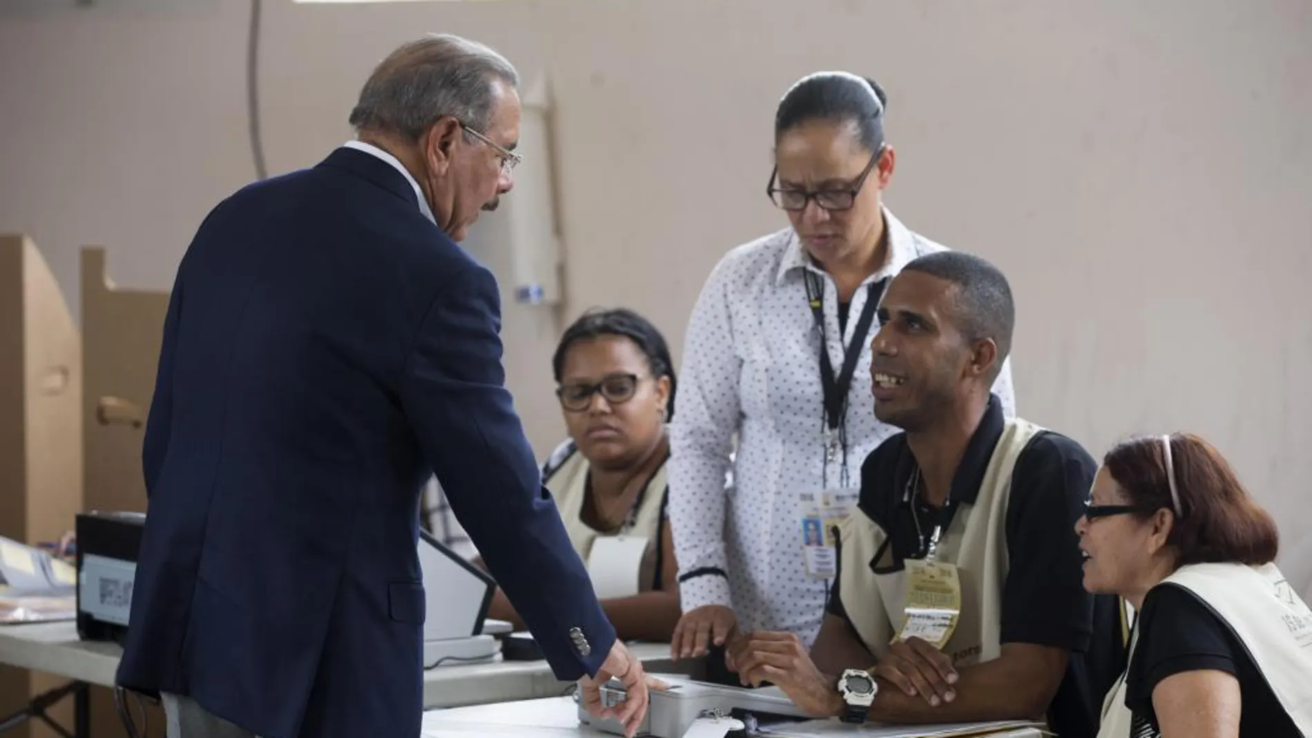 El actual presidente dominicano, Danilo Medina, vota ayer domingo, en Santo Domingo.