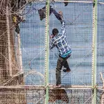  Heridos dos inmigrantes al saltar la valla que separa Ceuta de Marruecos