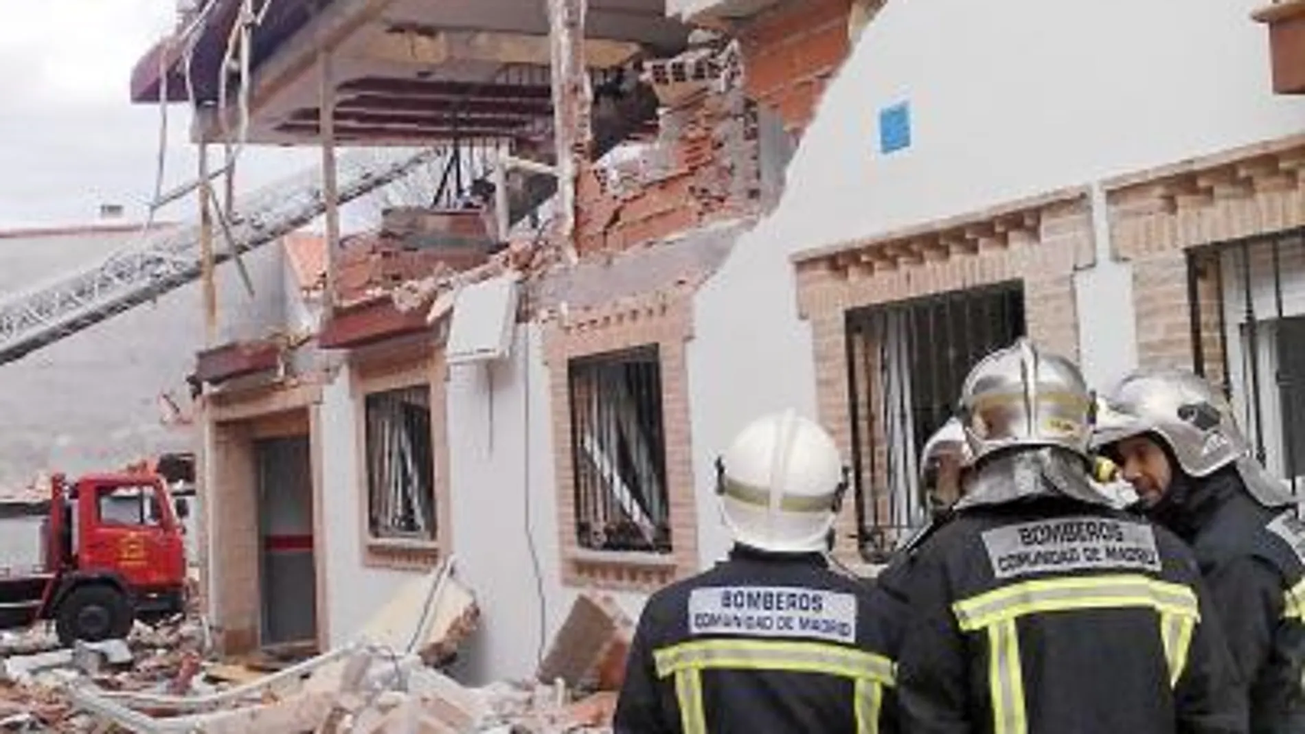 Los bomberos encontraron botellas de gas propano en la cocina de la vivienda donde se originó el siniestro