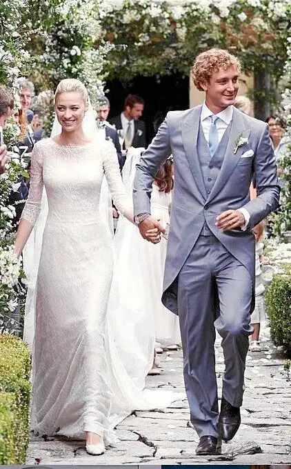 Beatrice Borromeo, vestida de Armani y Pierre Casiraghi, ayer tras su enlace eclesiástico