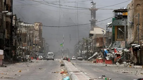Los artificieros han empezado a desactivar los explosivos colocados por los yihadistas en las calles principales