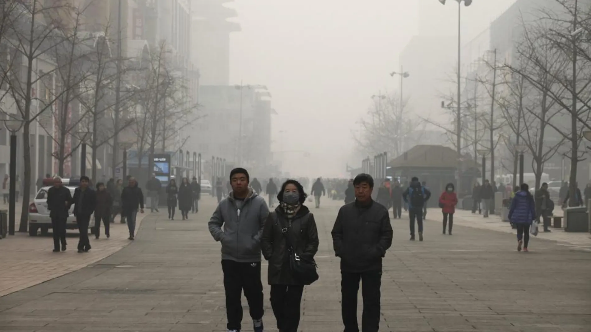 Peatones utilizan máscaras protectoras en Pekín (China) el 30 de noviembre de 2015. La capital china amaneció envuelta en una densa capa de contaminación que mantiene a la metrópolis en alerta naranja
