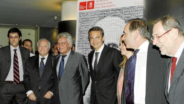 José Antonio Madina, Miguel Ángel Moratinos, Felipe González, Zapatero, Leire Pajín, José Antonio Alonso y Javier Solana, ayer en Madrid