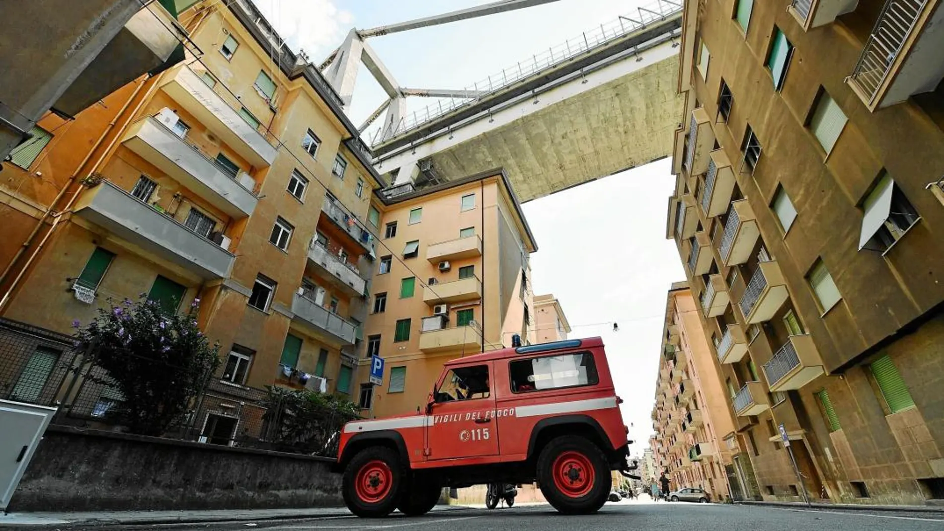 Imagen de los apartamentos desalojados por el riesgo de derrumbe bajo el Puente Morandi