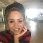 Shakira compartió una foto en Instagram con el pelo retirado del rostro, con una diadema y recogido en un moño despeinado