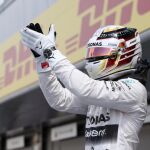 Lewis Hamilton celebra su «pole» como anfitrión del GP de Gran Bretaña
