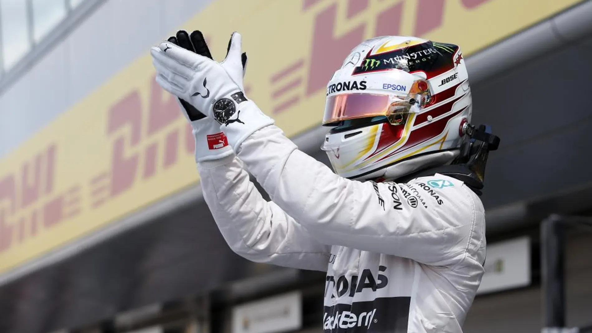 Lewis Hamilton celebra su «pole» como anfitrión del GP de Gran Bretaña