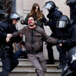 Imagen de la detención de una de las personas que bloquearon el acceso al TSJC