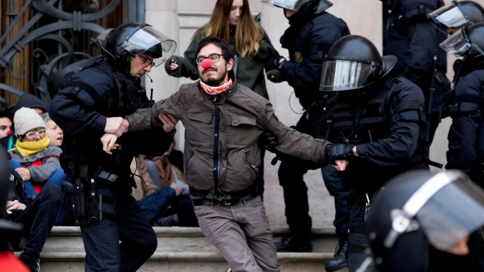 Imagen de la detención de una de las personas que bloquearon el acceso al TSJC