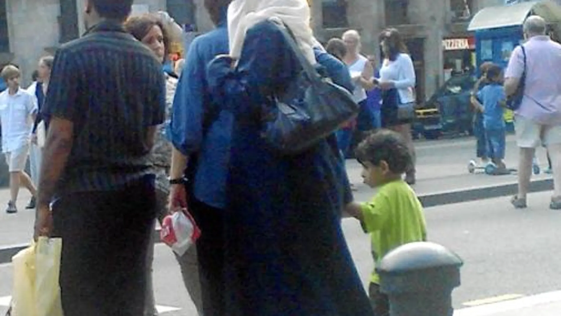 En la imagen, una mujer con velo integral en La Rambla de Barcelona el pasado 8 de junio