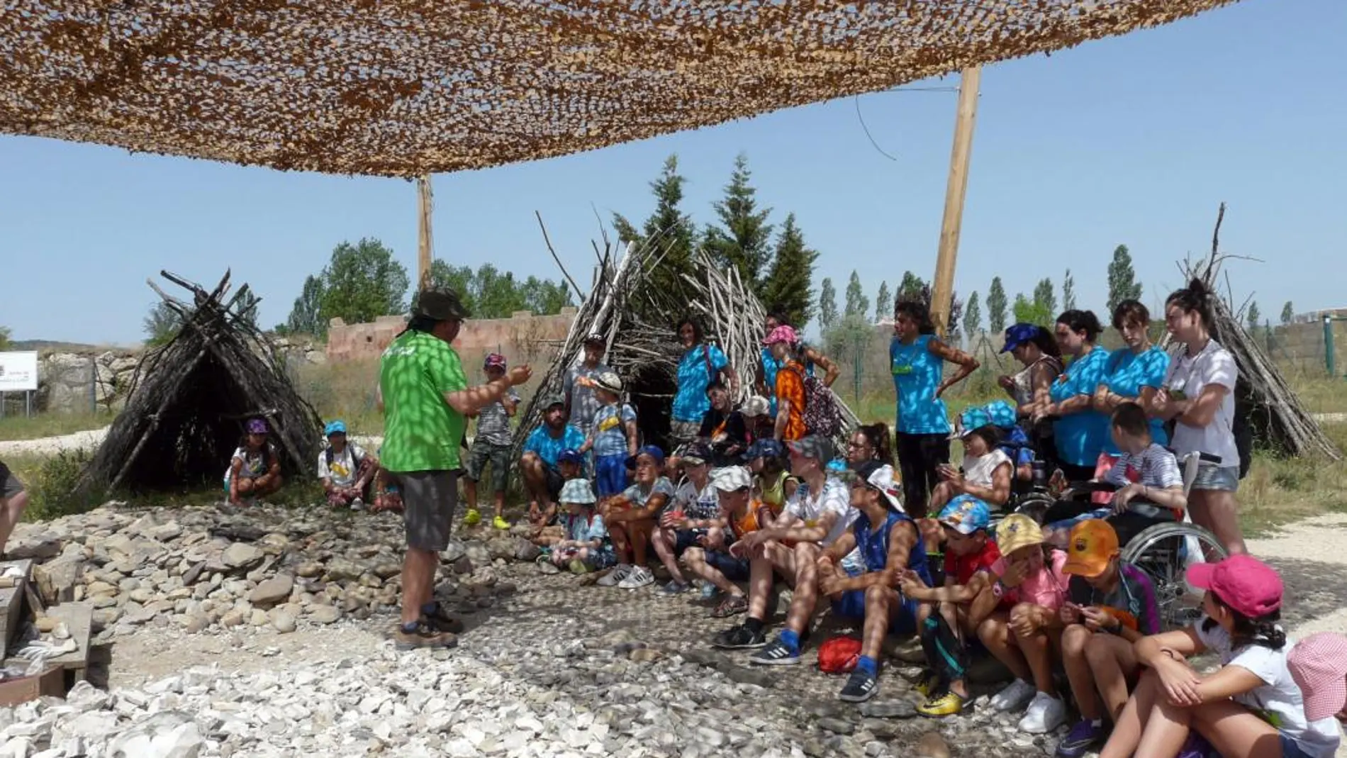 Los 30 jóvenes de la Fundación Aspaym visitan las instalaciones de Atapuerca