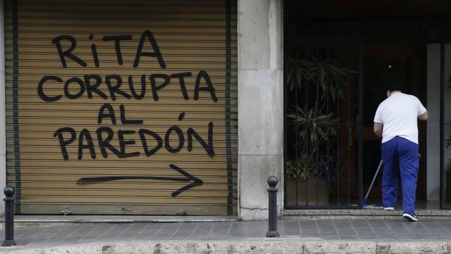 Una gran pintada con el lema "Rita corrupta al paredón"en el domicilio de la ex alcaldesa de valencia Rita Barberá.