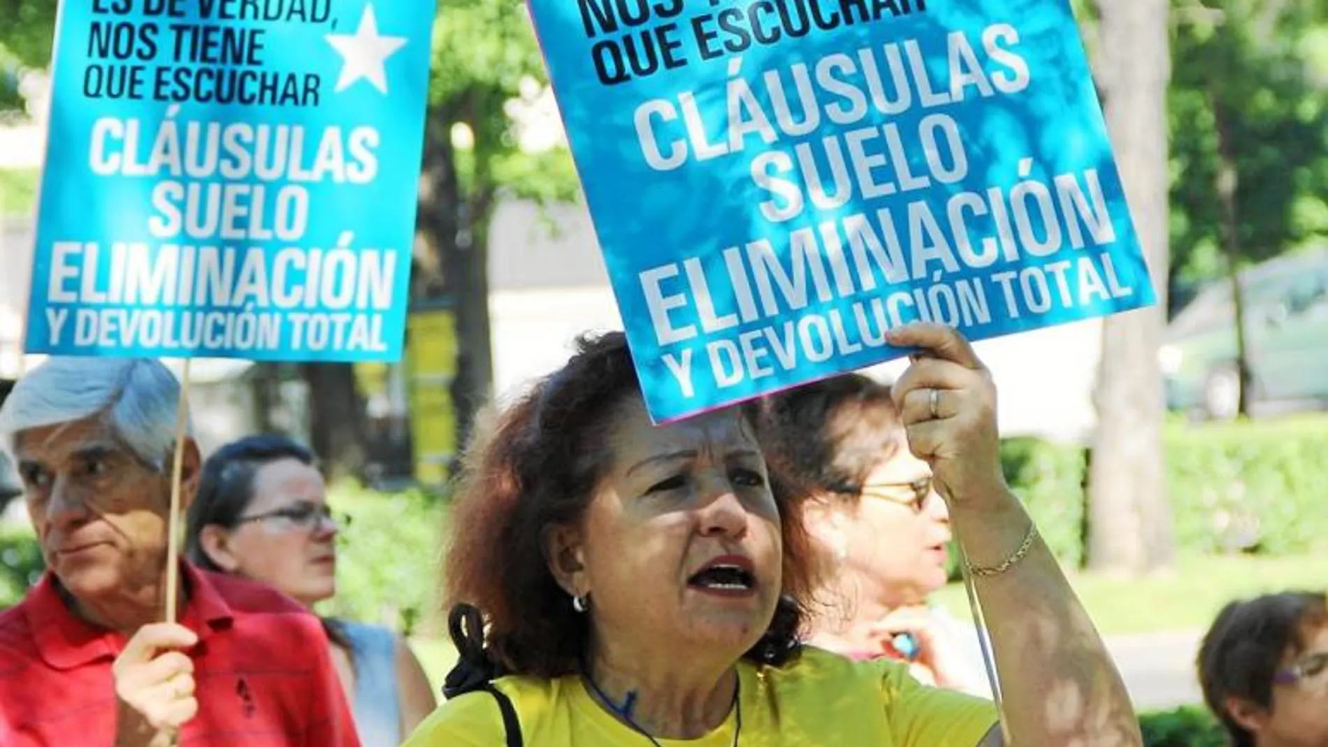 Asociaciones y consumidores se han rebelado contra las cláusulas abusivas de la banca / Efe