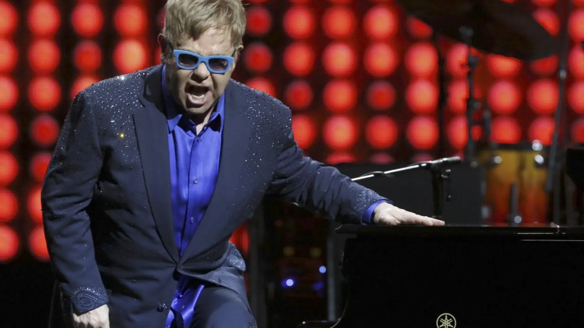 El cantante británico Elton John durante el concierto que ofrece esta noche para abrir la I edición del Universal Music Festival, en el Teatro Real de Madrid