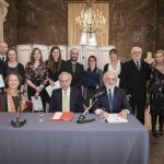 Don Carlos Zurita junto a Darío Villanueva y Carmen Riera y los galardonados en esta edición de los Premios Duques de Soria de Hispanismo