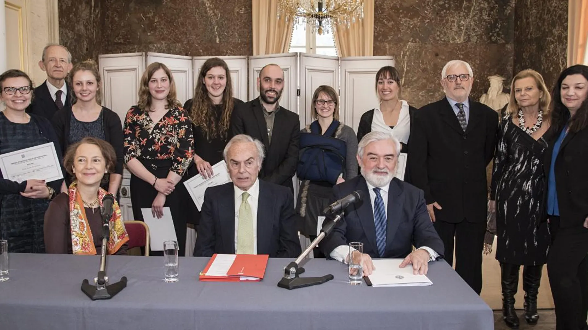 Don Carlos Zurita junto a Darío Villanueva y Carmen Riera y los galardonados en esta edición de los Premios Duques de Soria de Hispanismo