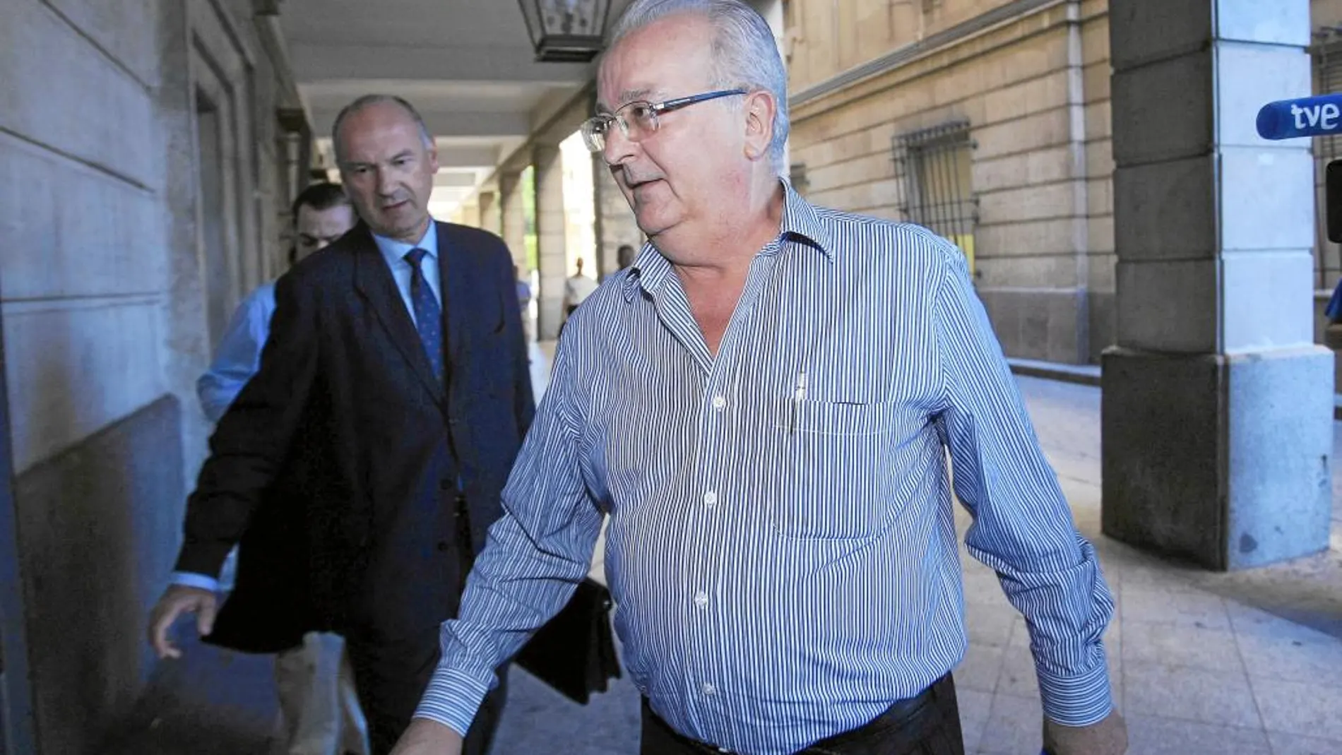 El ex consejero de Empleo Antonio Fernández, en los juzgados de Sevilla