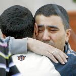 Rachid se abraza a un familiar en el funeral por su mujer que se celebró ayer en la Mezquita de la M-30