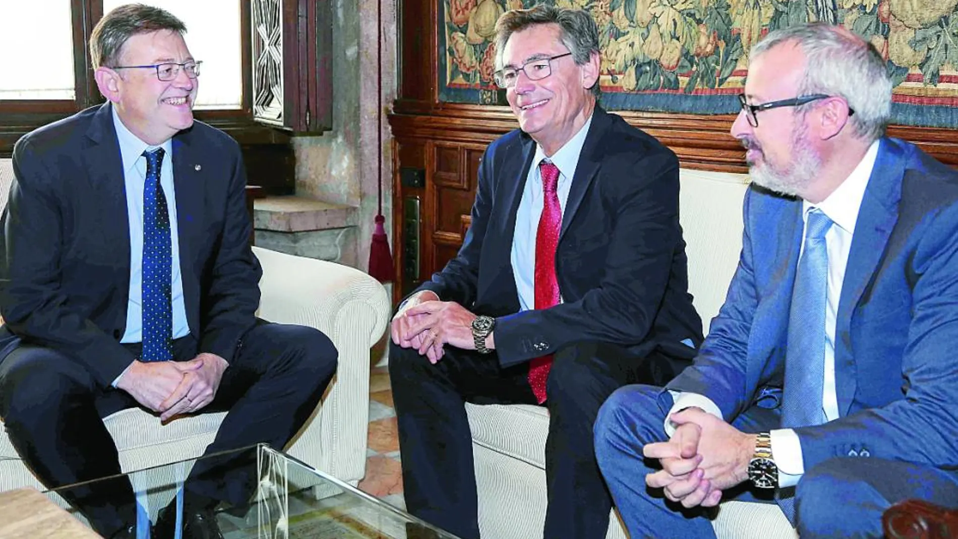 Puig durante su reunión con el director de Consum, Juan Luis Durich, y el director de Relaciones externas, F. Javier Quiles