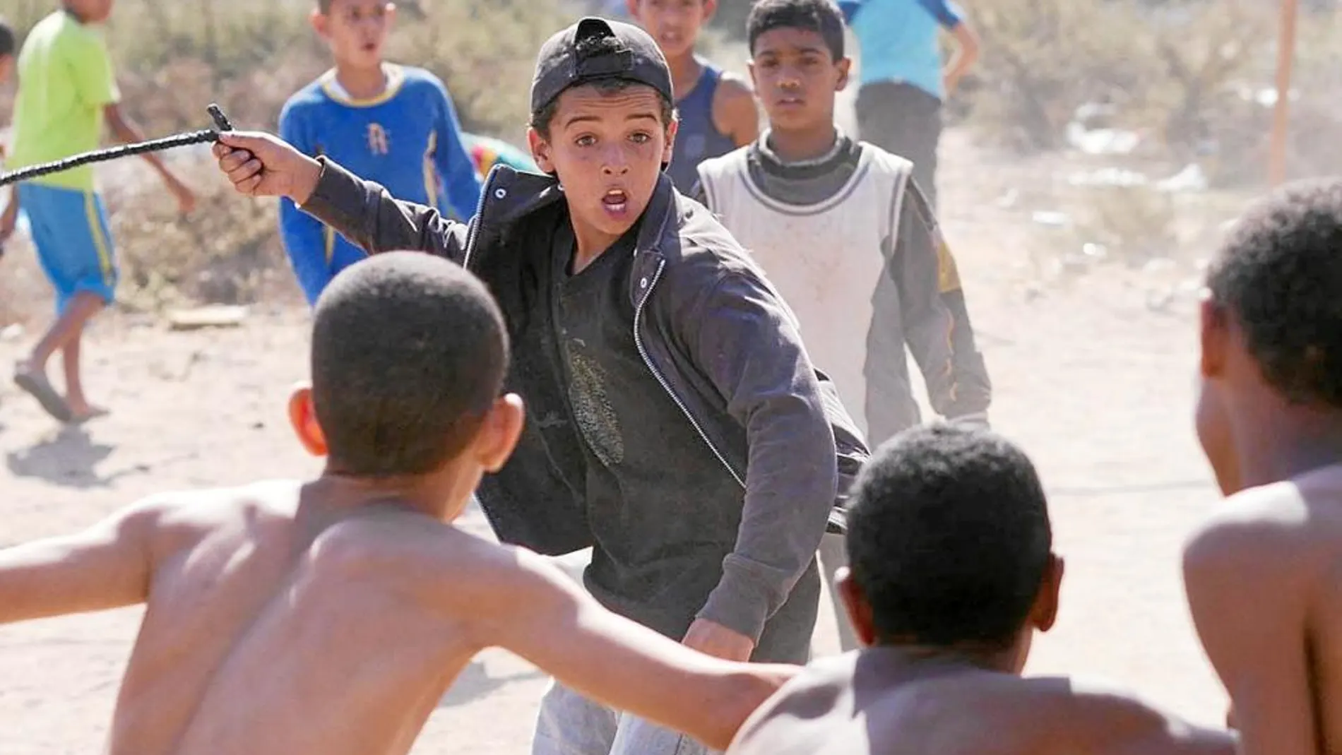 Hamid defiende a su hermano Yachine de otros niños del poblado cuando se forma una trifulca mientras disputan un partido de fútbol.