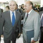 El ministro de Industria, Miguel Sebastián, junto a Miquel Roca Junyent, antes de participar en las jornadas del Círculo de Economía