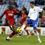 El centrocampista brasileño del Real Zaragoza Edmílson lucha un balón con el mediocentro marfileño del Sevilla Didier Zokora durante el partido