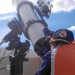 Un joven observa el firmamento