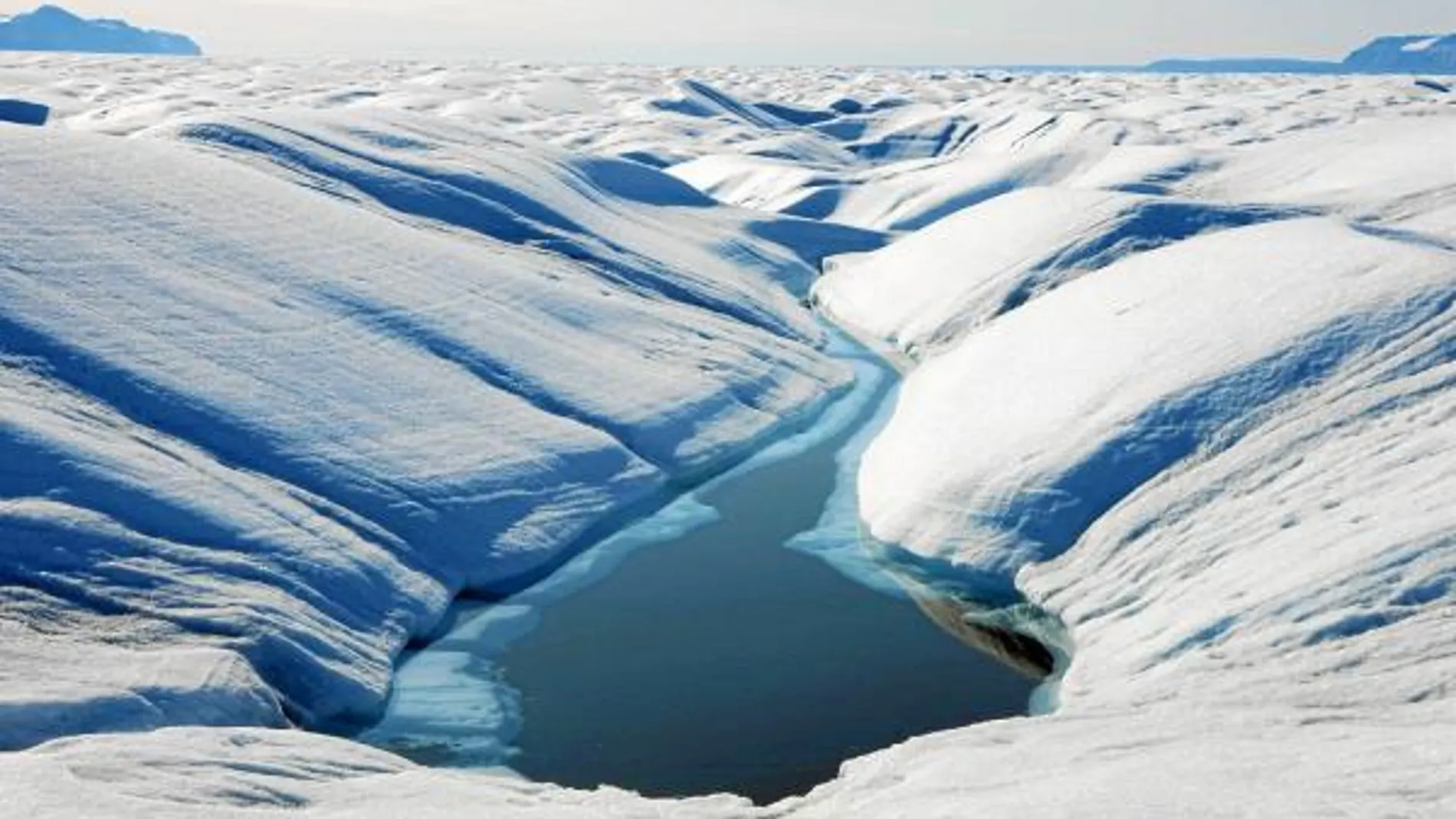 Un lago de hielo derretido en el glaciar Petermann, de donde se ha desprendido el bloque de hielo de 260 kilómetros cuadrados