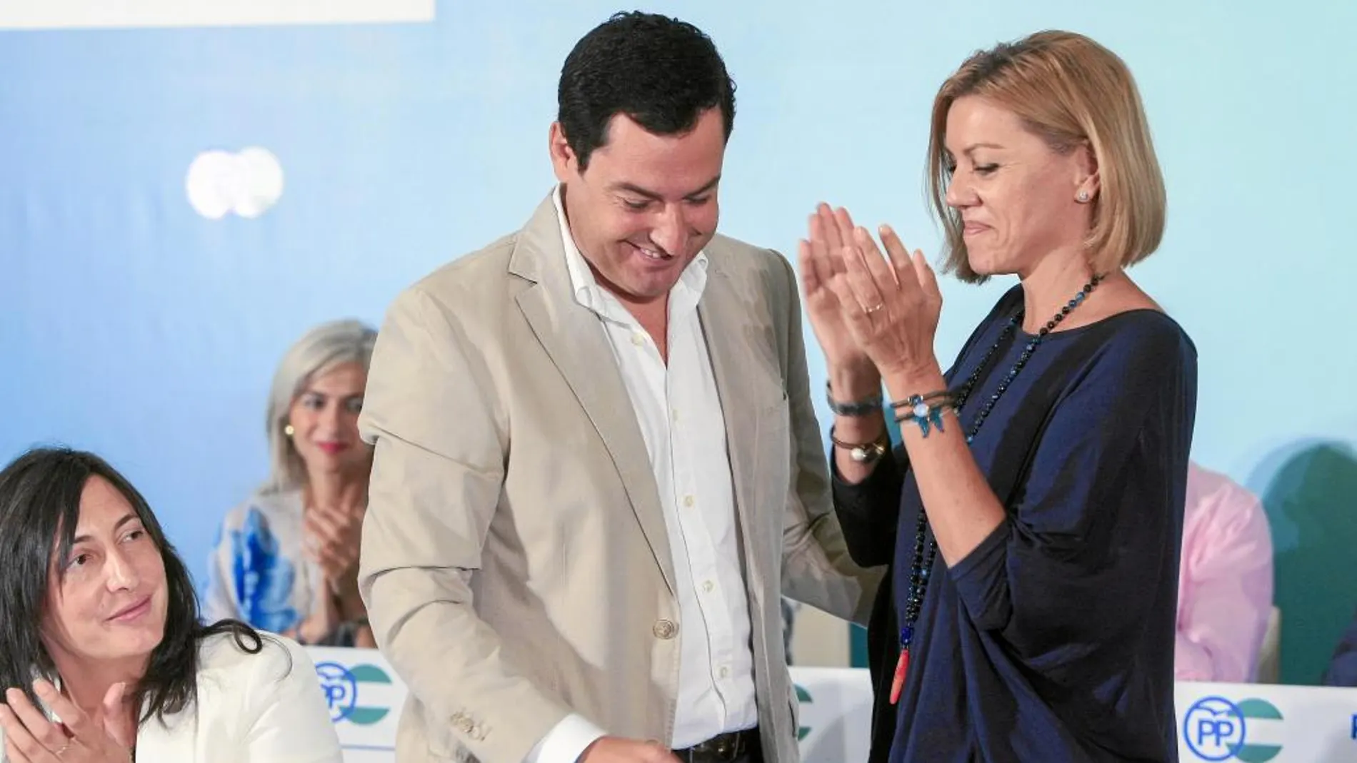 Juanma Moreno, con Cospedal, ayer en la Junta Directiva Regional del PP