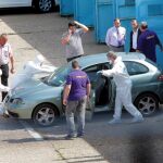 Agentes de la policía científica española analizan el coche de Sergio Morate en Timisoara