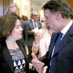Soraya Sáenz de Santamaría, vicepresidenta del Gobierno en funciones, junto a José Creuheras, presidente del Grupo Planeta