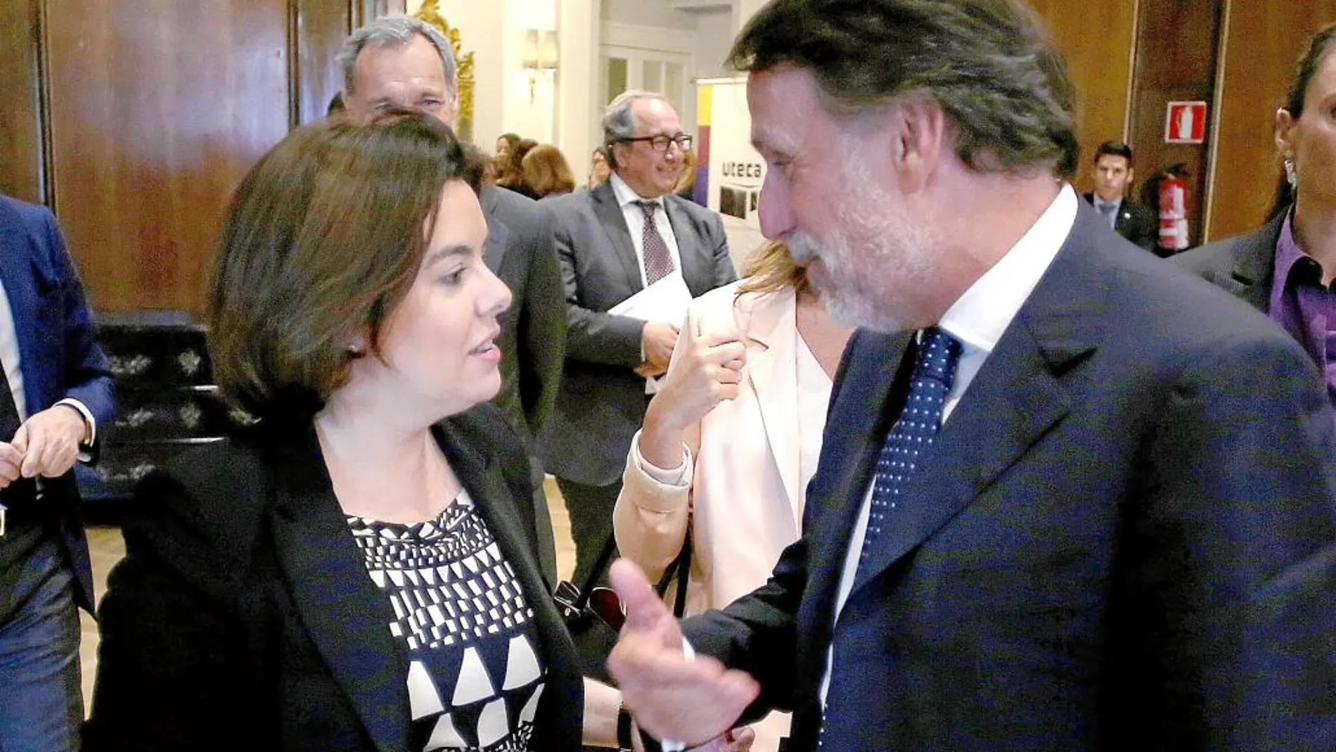 Soraya Sáenz de Santamaría, vicepresidenta del Gobierno en funciones, junto a José Creuheras, presidente del Grupo Planeta