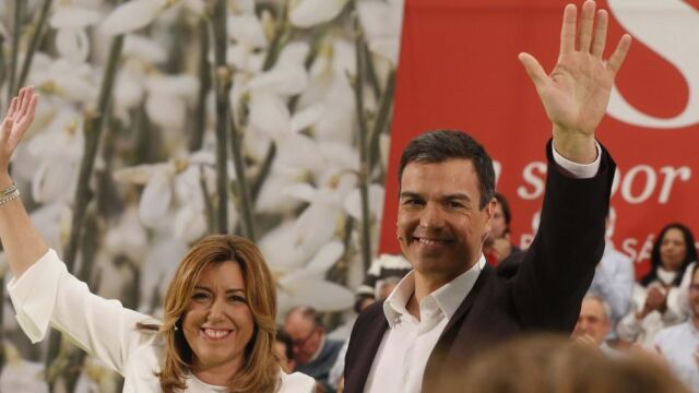 Imagen del 14 de mayo de 2016, del secretario general del PSOE, Pedro Sánchez, junto a la presidenta de Andalucía, Susana Díaz (i), durante su presentación como candidato del partido a la Presidencia del Gobierno