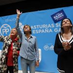 María Dolores de Cospedal con la presidenta del PP de Asturias, Mercedes Fernández y por la candidata número uno al Congreso Susana López Ares durante un mitin en Gijón