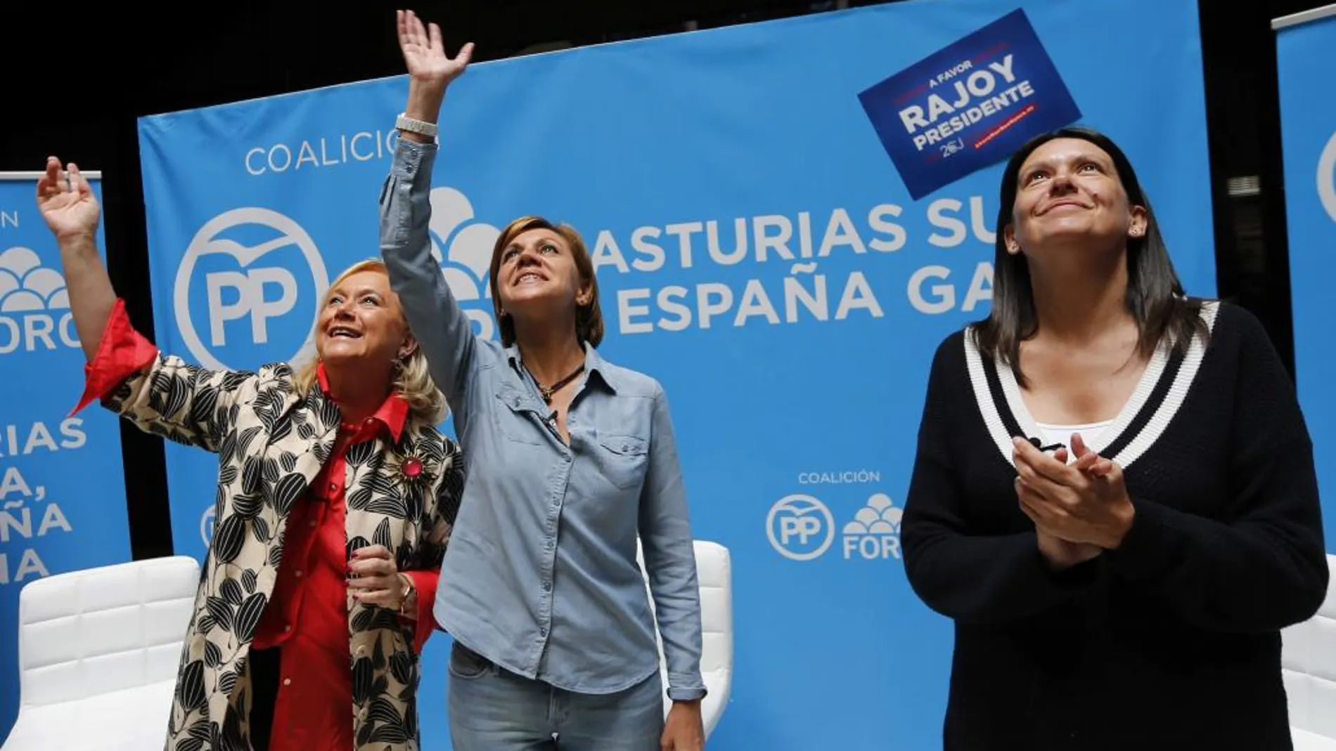 María Dolores de Cospedal con la presidenta del PP de Asturias, Mercedes Fernández y por la candidata número uno al Congreso Susana López Ares durante un mitin en Gijón