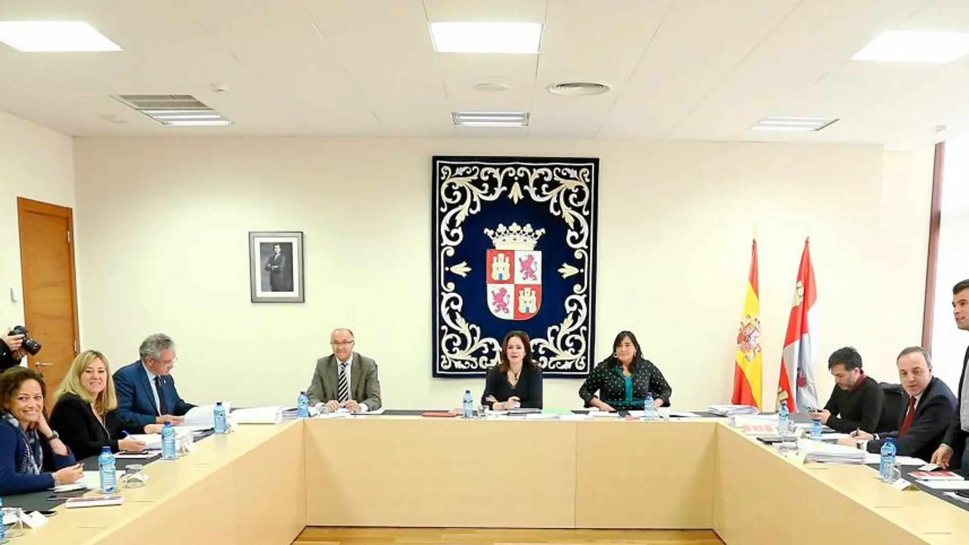 La presidenta de las Cortes de Castilla y León, Silvia Clemente, junto a los portavoces de los diferentes partidos