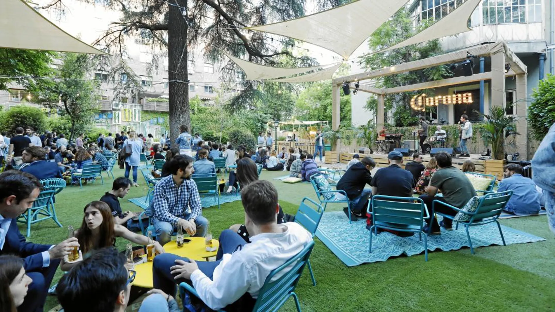 En Casa Corona, las cervezas van acompañadas de una carta de tapas para los más «healthy»