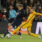 El jugador del Atlético de Madrid, Fernando Torres y el lateral del Barcelona, Jordi Alba