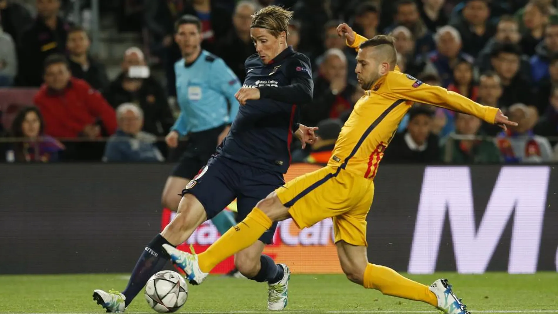 El jugador del Atlético de Madrid, Fernando Torres y el lateral del Barcelona, Jordi Alba