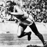 Adolf «Adi» Dassler convenció al atleta para que corriera con un calzado hecho a mano por él mismo, que fue fundador de Adidas