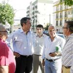 El candidato del PSOE a la Alcaldía, Juan Espadas, se reunió ayer con las asociaciones de vecinos del barrio de la Macarena