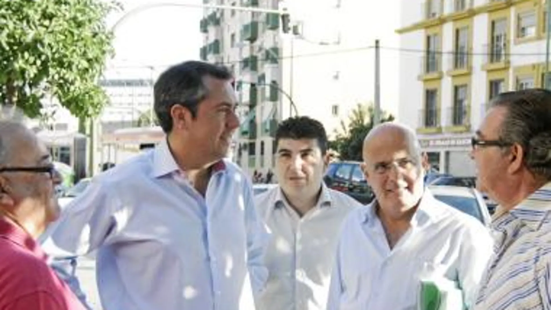 El candidato del PSOE a la Alcaldía, Juan Espadas, se reunió ayer con las asociaciones de vecinos del barrio de la Macarena